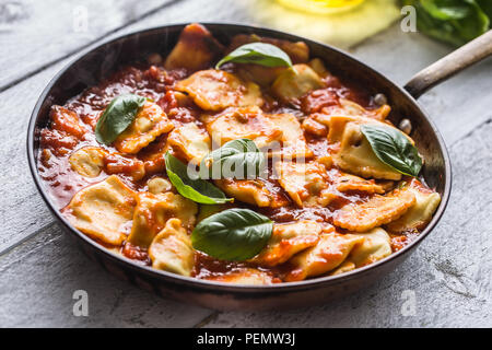 Italienische und mediterrane Küche pasta Ravioli in Tomatensoße und Basilikum. Stockfoto