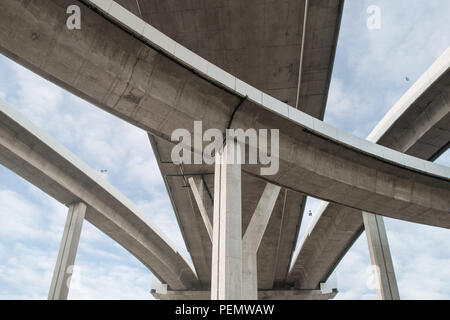 Architektur Linien unter der Brücke, erhöhten Expressway, der Kurve der Brücke in Bangkok, Thailand. Stockfoto