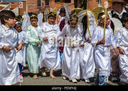 Cuenca, Ecuador/Dec 23, 2012: Kinder als Engel in Paseo de Nino Parade angezogen Stockfoto