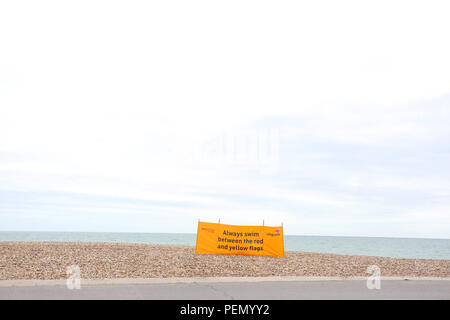 Rettungsschwimmer Warnung auf Bognor Regis Beach, West Sussex, UK. Stockfoto