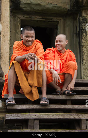 In Siem Riep, Kambodscha/Okt 9, 2011: Mönchen auf Schritte von Angkor Wat, Kambodscha Sitzen Stockfoto