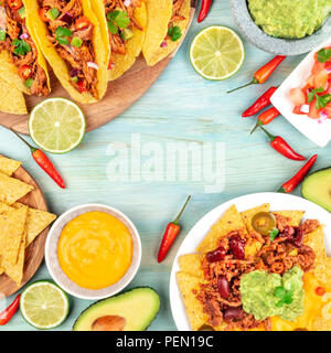 Ein Foto von einer Auswahl an vielen verschiedenen mexikanische Lebensmittel, darunter Gerichte wie Tacos, Guacamole, und Nachos mit Chili con Carne, mit Ingr