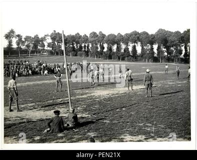 Indische Kavallerie spielen Fußball auf der Vorderseite [Estr U00e9e Blanche, Frankreich]. Fotograf H. D. Girdwood. Stockfoto