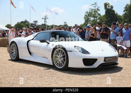 Auf das silberne Jubiläum des Goodwood Festival der Geschwindigkeit, Porsche feiert sein 70-jähriges Bestehen und zeigt seine Geschichte mit einer Parade bis das Laufwerk an der Vorderseite des Goodwood House vor einem festlichen Feuerwerk. Mit: Porsche 918 Wo: Chichester, Großbritannien Wann: 14 Aug 2018 Quelle: Michael Wright/WENN.com Stockfoto