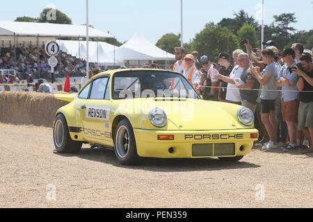 Auf das silberne Jubiläum des Goodwood Festival der Geschwindigkeit, Porsche feiert sein 70-jähriges Bestehen und zeigt seine Geschichte mit einer Parade bis das Laufwerk an der Vorderseite des Goodwood House vor einem festlichen Feuerwerk. Mit: Porsche 911 Wo: Chichester, Großbritannien Wann: 14 Aug 2018 Quelle: Michael Wright/WENN.com Stockfoto