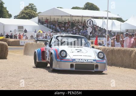 Auf das silberne Jubiläum des Goodwood Festival der Geschwindigkeit, Porsche feiert sein 70-jähriges Bestehen und zeigt seine Geschichte mit einer Parade bis das Laufwerk an der Vorderseite des Goodwood House vor einem festlichen Feuerwerk. Mit: Porsche Wo: Chichester, Großbritannien Wann: 14 Aug 2018 Quelle: Michael Wright/WENN.com Stockfoto