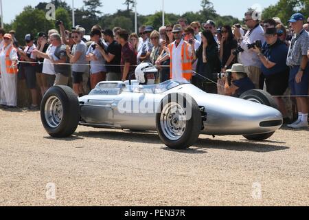 Auf das silberne Jubiläum des Goodwood Festival der Geschwindigkeit, Porsche feiert sein 70-jähriges Bestehen und zeigt seine Geschichte mit einer Parade bis das Laufwerk an der Vorderseite des Goodwood House vor einem festlichen Feuerwerk. Mit: Porsche 804 Wo: Chichester, Großbritannien Wann: 14 Aug 2018 Quelle: Michael Wright/WENN.com Stockfoto