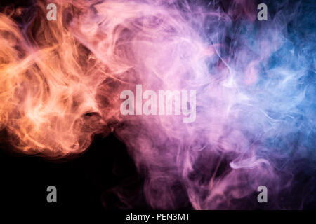 Dicke Rosa, Orange und Purpur Rauch auf einem schwarzen Hintergrund isoliert. Hintergrund aus dem Rauch von vape Stockfoto