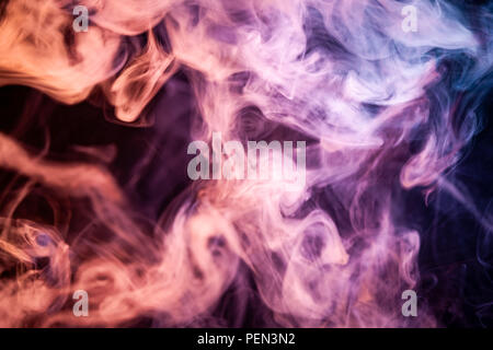 Dicke Rosa, Orange und Purpur Rauch auf einem schwarzen Hintergrund isoliert. Hintergrund aus dem Rauch von vape Stockfoto