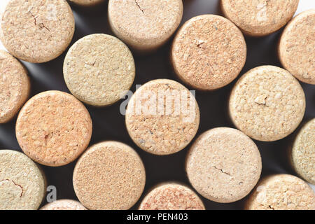 Stapel der sortierten verwendet Weinkorken Hintergrund. Nahaufnahme, Ansicht von oben. Stockfoto