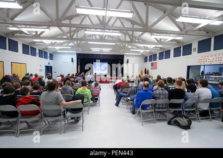 Bewohner sammeln im kombinierten Schule der Stadt hier zu einem Panel der Ingenieure, Wissenschaftler und Führung von der Norfolk Bezirk zu hören Status Updates auf Projekte der Bezirk auf rund um die Insel am Dez. 4, 2015 funktioniert. Die Gemeinschaft von etwas mehr als 700 Menschen in der Mitte der Chesapeake Bay erfährt, Erosion, Anstieg des Meeresspiegels und Bodensenkungen. (U.S. Armee Foto/Patrick Bloodgood) Stockfoto