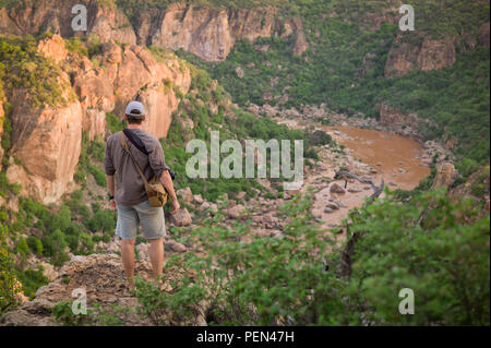 Junge Reisende über Lanner Gorge, die von den Luvuvhu Fluss geschnitzten suchen, in der Pafuri Region im äußersten Norden von Kruger National Park, Südafrika. Stockfoto