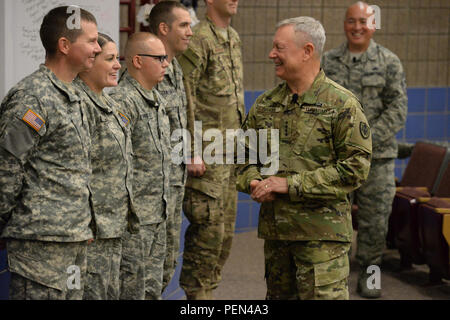 Us-Armee Gen. Frank Gras, Chef der National Guard Bureau, zweiter von rechts, besuche mit Mitgliedern der North Dakota Armee und Air National Guard, die sich innerhalb ihrer Organisationen bei Abschluss eines Rathaus Stil der Briefing als Chief Master Sgt unterschieden haben. Mitchell Pinsel, der ältere Soldaten Berater für die National Guard Bureau, ganz rechts, an der Raymond J. Bohn Armory, Bismarck, N.D., Dez. 12, 2015. (U.S. Air National Guard Foto von Senior Master Sgt. David H Lipp/Freigegeben) Stockfoto