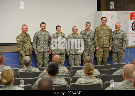 Us-Armee Gen. Frank Gras, Chef der National Guard Bureau, ganz links, und Chief Master Sgt. Mitchell Bürste, die Leitende Beraterin für die National Guard Bureau trug, ganz rechts, nehmen Sie sich Zeit für einen Besuch und erkennen die Mitglieder der North Dakota Armee und Air National Guard, die sich innerhalb ihrer Organisationen wie Gras unterschieden haben, führt eine Rathaus Stil der Briefing in der Raymond J. Bohn Armory, Bismarck, N.D., Dez. 12, 2015. Die North Dakota National Guard Mitglied von rechts nach links sind Master Sgt. Lukas Gardiner, der 219Th Security Forces Squadron, Staff Sgt. Lukas Knutson, von Th Stockfoto