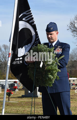 Colonel Andrew Bernard, stellvertretender Kommandeur des 4. Kampfflügels, platziert am 12. Dezember 2015 einen zeremoniellen Kranz des Gefangenen des Krieges und der vermissten Flagge auf dem Evergreen Memorial Cemetery in Princeton, North Carolina. Das Gesetz ehrt ehemalige Mitglieder des Militärdienstes, die Kriegsgefangene oder MIA waren. Die Zeremonie hebt das Gedenken, den Respekt und die Hommage an die Opfer des US-Militärs hervor und ist Teil der jährlichen Kränze Across America Observance. Stockfoto