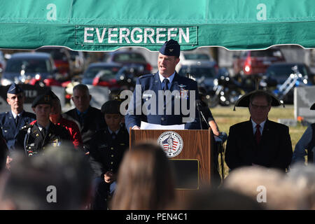 Colonel Andrew Bernard, stellvertretender Kommandant des 4. Kampfflügels, spricht am 12. Dezember 2015 an den Teilnehmern der Veranstaltung Cranaths Across America auf dem Evergreen Memorial Cemetery in Princeton, North Carolina. Mitglieder der örtlichen Gemeinde und Mitglieder des Dienstes nahmen an der Kranzniederlegung teil, um gefallene Mitglieder des Dienstes zu ehren. Die Veranstaltung betont Erinnerung, Respekt und die kollektive Hommage an US-Militärpersonal auf nationalen Friedhöfen und Veteranenfriedhöfen. Stockfoto