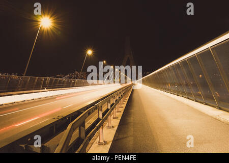 Lange Belichtung Night Shot von poyabrücke, in die Stadt Freiburg in der Schweiz, mit Fahrzeug leichte Wanderwege und der öffentlichen Beleuchtung Stockfoto