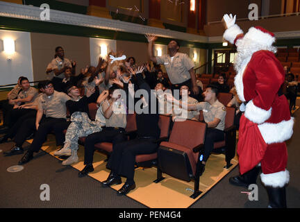 See Villa, Illinois (Dez. 14, 2015) - Santa wirft Zuckerstangen zu Junior Reserve Officer Training Corps (Njrotc) Kadetten während Urlaub Konzert von Marine Band Great Lakes an der Hyman Rickover G. Naval Academy hier, Dez. 13 durchgeführt. (Offizielle US Navy Foto von Scott A. Thornbloom/Freigegeben) Stockfoto