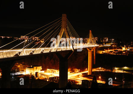 Lange Belichtung Night Shot von poyabrücke, in der Region Freiburg in der Schweiz, mit Fahrzeug leichte Wanderwege und der öffentlichen Beleuchtung Stockfoto