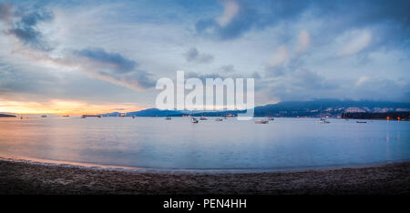 Die North Shore Mountains und dem Stanley Park von Kits Strand, in Vancouver, BC. Stockfoto