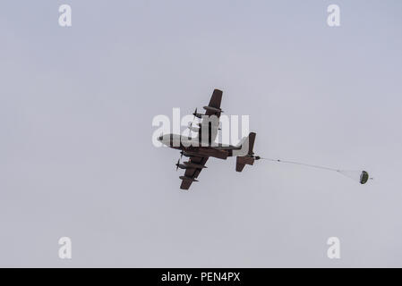 Ein US Air Force HC-130J Bekämpfung König II von der 79th Rescue Squadron fällt ein Humvee während Antenne Lieferung die 563Rd Operations Support Squadron und recovery Training in Fort Huachuca, Ariz., Dez. 9, 2015. Dieses Training war das erste Mal, dass die Rettungsmaßnahmen squadron verpackt und ein schweres Fahrzeug ohne externe Hilfe und das erste Mal ein schweres Fahrzeug durch die 79 RQS fallengelassen wurde manipuliert. (U.S. Air Force Foto von älteren Flieger Chris Massey/Freigegeben) Stockfoto