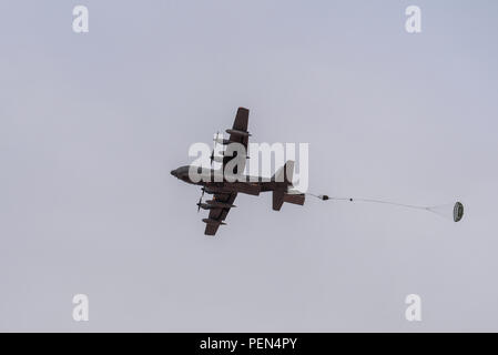 Ein US Air Force HC-130J Bekämpfung König II von der 79th Rescue Squadron fällt ein Humvee während Antenne Lieferung die 563Rd Operations Support Squadron und recovery Training in Fort Huachuca, Ariz., Dez. 9, 2015. Dieses Training war das erste Mal auf Rettung Operations support Squadron verpackt und ein schweres Fahrzeug ohne externe Hilfe und das erste Mal ein schweres Fahrzeug durch die 79 RQS fallengelassen wurde manipuliert. (U.S. Air Force Foto von älteren Flieger Chris Massey/Freigegeben) Stockfoto