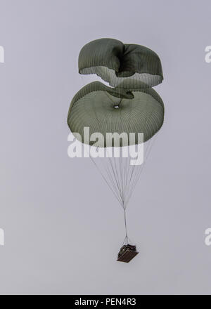 Ein Humvee Tropfen durch Fallschirm während Antenne Lieferung die 563Rd Operations Support Squadron und recovery Training in Fort Huachuca, Ariz., Dez. 9, 2015. Der Humvee wurde von der US Air Force HC-130J Bekämpfung König II von der 79th Rescue Squadron in Davis-Monthan Air Force Base stationiert. (U.S. Air Force Foto von älteren Flieger Chris Massey/Freigegeben) Stockfoto