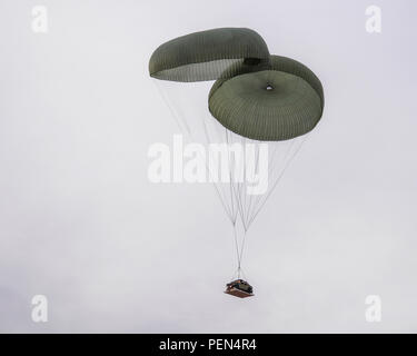 Ein Humvee Tropfen durch Fallschirm während Antenne Lieferung die 563Rd Operations Support Squadron und recovery Training in Fort Huachuca, Ariz., Dez. 9, 2015. Der Humvee wurde aus einem 79Th Rescue Squadron HC-130J Bekämpfung König II. ließ in Davis-Monthan Air Force Base stationiert. (U.S. Air Force Foto von älteren Flieger Chris Massey/Freigegeben) Stockfoto