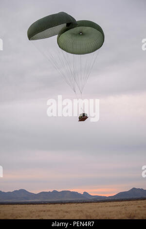 Ein Humvee Tropfen durch Fallschirm während Antenne Lieferung die 563Rd Operations Support Squadron und recovery Training in Fort Huachuca, Ariz., Dez. 9, 2015. Der Humvee wurde aus einem 79Th Rescue Squadron HC-130J Bekämpfung König II. ließ in Davis-Monthan Air Force Base stationiert. (U.S. Air Force Foto von älteren Flieger Chris Massey/Freigegeben) Stockfoto