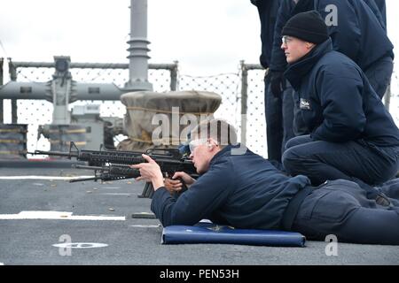 151216-N-XT273-358 BLACK SEA (16. Dezember 2015) Matrosen an Bord USS Ross (DDG 71) führen Kleinwaffen Qualifikationen während des Betriebs in das Schwarze Meer 16. Dezember 2015. Ross, ein Zerstörer der Arleigh-Burke-Klasse geführte Flugkörper, vorwärts bereitgestellt, Rota, Spanien, ist die Durchführung einer Routine-Patrouille in den USA 6. Flotte Bereich der Maßnahmen zur Erhöhung der Sicherheit der Vereinigten Staaten in Europa interessiert. (Foto: U.S. Navy Mass Communication Specialist 2. Klasse Justin Stumberg/freigegeben) Stockfoto