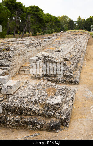 Italien Sizilien Syrakus Siracusa Viale Paradiso Neapolis archäologische Park Parco Archeologico della Neapolis Schritte Altar des Hieron II Zeus Opfer Stockfoto