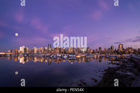 Mond über der Innenstadt von Vancouver bei Sonnenuntergang vom Stanley Park. Stockfoto