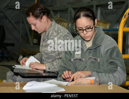 Us Air Force Senior Airman Andrea Smeal, Links und US Air Force Airman 1st Class Alyssa Martinez, rechts, 100 Logistik Bereitschaft Squadron Mobilität Bereitschaft Ersatzteile Pakete Techniker, prüfen und überprüfen, CV-22 Osprey Flugzeugteile für eine 352 Special Operations Wing aircraft Support Kit 10.12.2015, auf RAF Mildenhall, England. Der Abschnitt erhält, pflegt, schützt, Vorräte und Ausgaben 36.900 Flugzeuge Teile im Wert von $ 120 Millionen für fünf Flugzeuge Mobilität Bereitschaft Pakete Ersatzteile, Unterstützung 15 KC-135 Stratotankers, acht MC-130J Commando II und fünf CV-22 Fischadler. (U.S. Luft Stockfoto