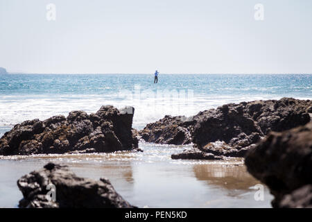 Ein einsamer Paddel-Boarder auf dem Ozean. Stockfoto