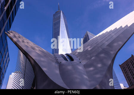 Nahaufnahme des One World Trade Center in Manhattan, New York, mit blauen Himmel im Hintergrund Stockfoto