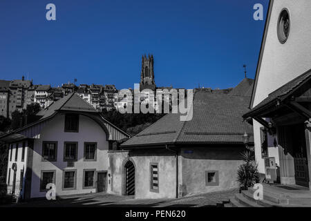 Querformat von Fribourg in der Schweiz, mit den Saint-Nicolas Kathedrale im Zentrum und der Commanderie de Saint-Jean auf der rechten Seite Stockfoto