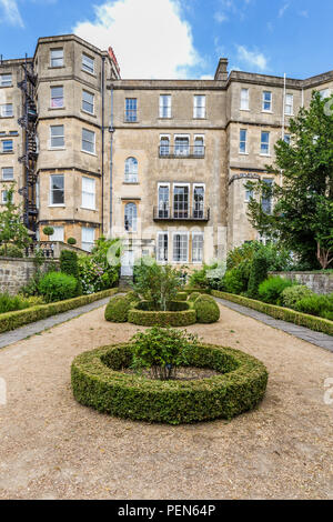 Haus und formalen Englischen Garten in Bath, Somerset, Großbritannien Stockfoto