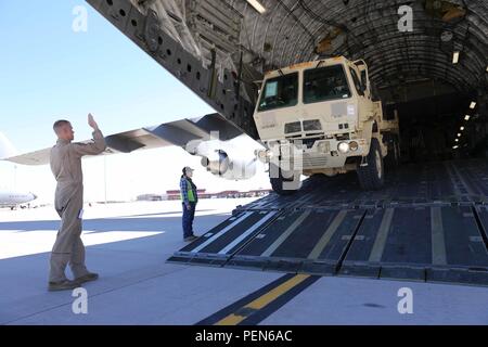 Ein Michigan Army National Scots Guards in den 1 Mrd. zugewiesen., 182Th FA Regt., wird in eine Boeing C-17 Globemaster III für eine Schlaufe Luftbrücke nach US Central Command Dez. 2 vom Silas L. Copeland Ankunft/Abflug Air Control Gruppe Flugplatz hier geführt. Stockfoto