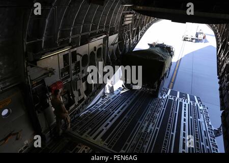 Ein Michigan Army National Scots Guards in den 1 Mrd. zugewiesen., 182Th FA Regt., wird in eine Boeing C-17 Globemaster III für eine Schlaufe Luftbrücke nach US Central Command Dez. 2 vom Silas L. Copeland Ankunft/Abflug Air Control Gruppe Flugplatz hier geführt. Stockfoto