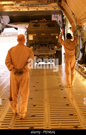 Ein Michigan Army National Scots Guards in den 1 Mrd. zugewiesen., 182Th FA Regt., ist in einer Lockheed C-5 Galaxy für einen Gurt Luftbrücke nach US Central Command Dez. 3 vom Silas L. Copeland Ankunft/Abflug Air Control Gruppe Flugplatz hier geführt. Stockfoto