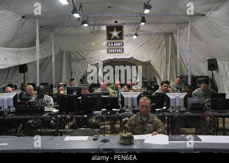 Command Sgt. Maj. Ronnie Kelley, der US-Army Central Berater zusammen mit Soldaten der US-Army Central Kontingenz Post-Befehl zugeordnet Soldaten führen eine Schlacht kurze Aktualisierung während einer post-Befehl Übung im Camp Arifjan, Kuwait, ab Nov. 2-6. U.S. Army Central CCP ist ein 100-plus Mensch Organisation, mit allen organischen Generaldirektionen vertreten wird, dass die Antwort aus einer beliebigen Anzahl von Sonstige Verpflichtungen einschließlich der Anforderung eine neue Bedrohung zu besiegen bereitstellen können, die Durchführung der humanitären Hilfe als Reaktion auf eine Naturkatastrophe oder jede andere Situation, die militärische forc Stockfoto