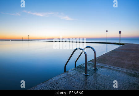 Der Außenpool auf Margate Strand bei Sonnenuntergang, Kent. Stockfoto