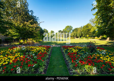 Westgate Gärten in Canterbury; ein gepflegter Park in voller Blüte in einer ruhigen Morgen Sommer. Stockfoto