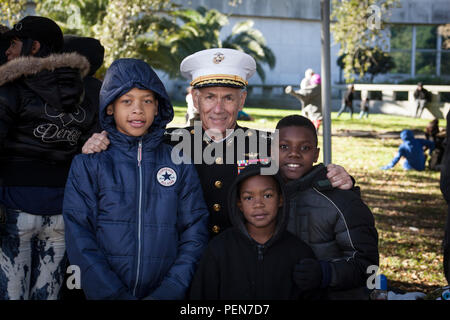 Us Marine Generalleutnant Rex McMillian, Kommandant der Marine Reserve und Marine Nord, posiert für ein Foto mit Gäste besuchen die Stadt New Orleans/Zulu Spielwaren für Tots Verteilung im City Hall, New Orleans, La., Dez. 19, 2015 statt. Die Spielwaren für Tots Kampagne hält dieses Ereignis die Weihnachtszeit zu feiern und Spielzeug zu verteilen für Kinder in Not. (U.S. Marine Corps Foto von Lance Cpl. Ricardo Davila / freigegeben) Stockfoto