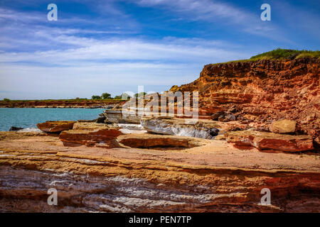 Felsformation entlang der Küste am Gantheaume Point Stockfoto