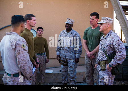 Us Marine Gen. Robert B. Neller, 37th Kommandant des Marine Corps und Sgt. Maj. Ronald Green, 18 Sergeant Major des Marine Corps, besuchen Sie die Marines mit mit 1St Battalion, 7th Marine Regiment, Special Purpose Marine Air Ground Task Force - Krisenmanagement - Central Command bei Al Asad Air Base, Irak, Dez. 21, 2015. Während ihres Besuchs in der US Central Command Verantwortungsbereich, die Staats- und Regierungschefs angesprochen Marinesoldaten und Matrosen in Fragen, die die Zukunft der Korps und Ihnen allen ein frohes Weihnachtsfest gewünscht. SPMAGTF-CR-CC ist mit einer Krisenbewältigung mission Spanning 20 Nationen bereitgestellt Stockfoto