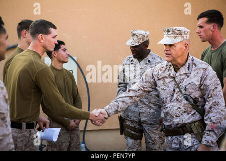 Us Marine Gen. Robert B. Neller, 37th Kommandant des Marine Corps und Sgt. Maj. Ronald Green, 18 Sergeant Major des Marine Corps, besuchen Sie die Marines mit mit 1St Battalion, 7th Marine Regiment, Special Purpose Marine Air Ground Task Force - Krisenmanagement - Central Command bei Al Asad Air Base, Irak, Dez. 21, 2015. Während ihres Besuchs in der US Central Command Verantwortungsbereich, die Staats- und Regierungschefs angesprochen Marinesoldaten und Matrosen in Fragen, die die Zukunft der Korps und Ihnen allen ein frohes Weihnachtsfest gewünscht. SPMAGTF-CR-CC ist mit einer Krisenbewältigung mission Spanning 20 Nationen bereitgestellt Stockfoto