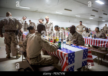 Us Marine Sgt. Maj. Ronald Green, 18 Sergeant Major des Marine Corps, isst Abendessen mit Marines Special Purpose Marine Air Ground Task Force - Krisenmanagement - Central Command und Task Force Al Taqaddum im Al Taqaddum, Irak, Dez. 21, 2015. Grüne besuchten das US Central Command Verantwortungsbereich mit Gen. Robert B. Neller, 37th Kommandant des Marine Corps, wo sie Marines und Matrosen in Fragen, die die Zukunft des Korps angesprochen und Ihnen allen ein frohes Weihnachtsfest gewünscht. SPMAGTF-CR-CC ist mit einer Krisenbewältigung mission Spanning 20 Nationen von US-Ce bereitgestellt Stockfoto