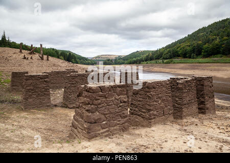 Mit Blick auf das Derwent Reservoir in den Peak District, aus der die Auswirkungen einer langen, heißen Bann über Sommer auf der Wasserstände gehabt hat. Stockfoto