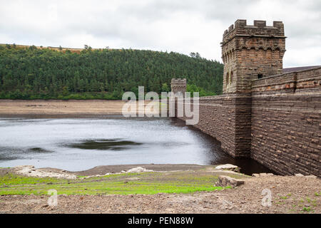 Eine Ansicht von Howden Reservoir in den Peak District, aus der die Auswirkungen einer langen, heißen Bann über Sommer auf der Wasserstände gehabt hat. Stockfoto